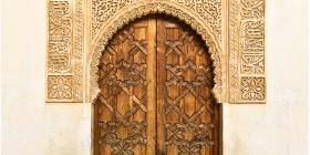 الفن الإسلامي الجميل فوق الإطار الباب